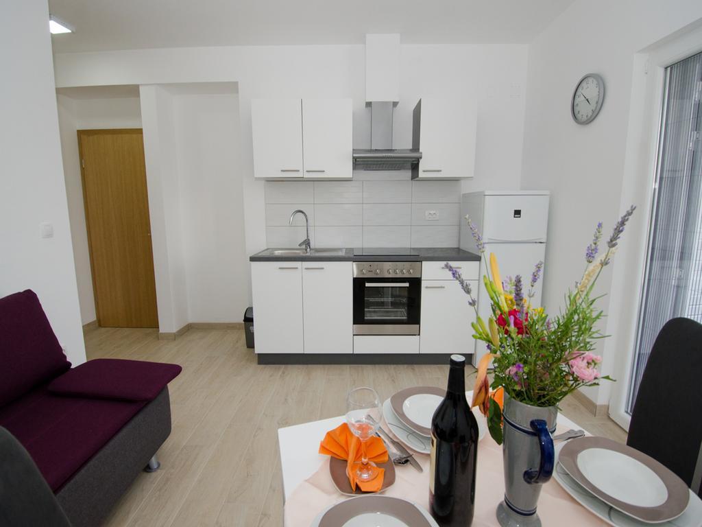 Apartments Vesela Janjina Екстер'єр фото